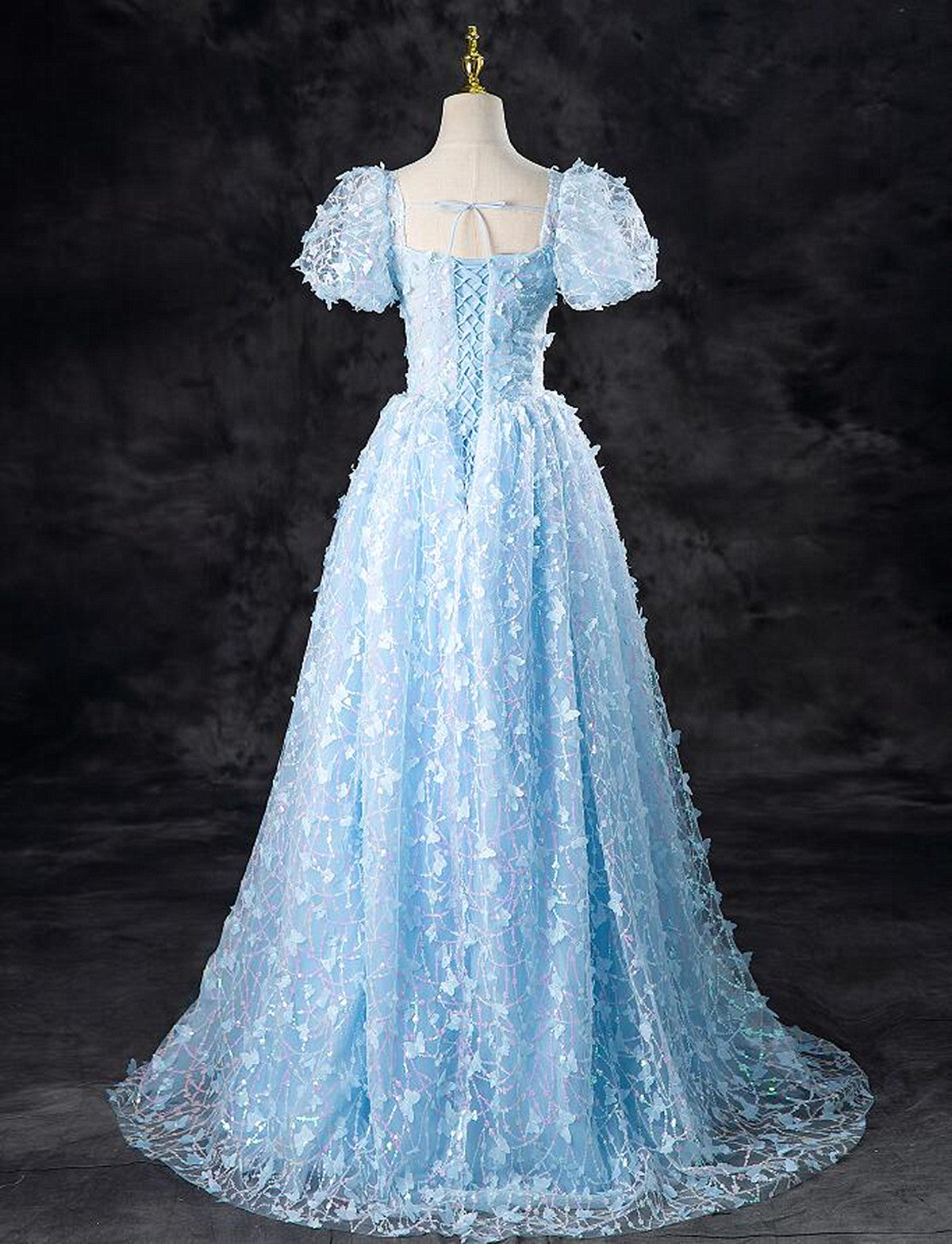 Vestido de fiesta azul claro de encaje con mangas cortas y corte A 