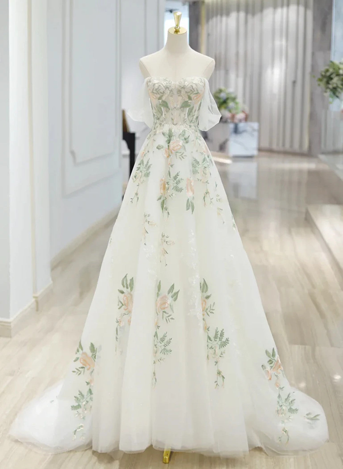 Vestido de fiesta de boda de tul color marfil con encaje floral y corte A 