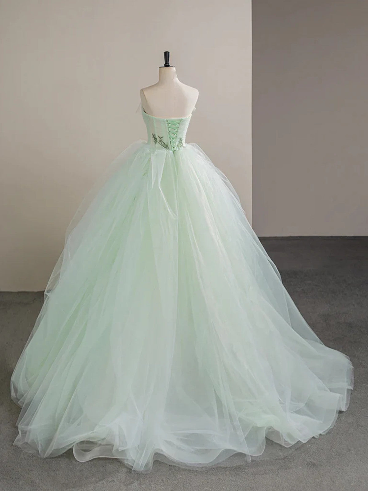 Vestido de fiesta de tul verde claro con encaje y escote redondo 