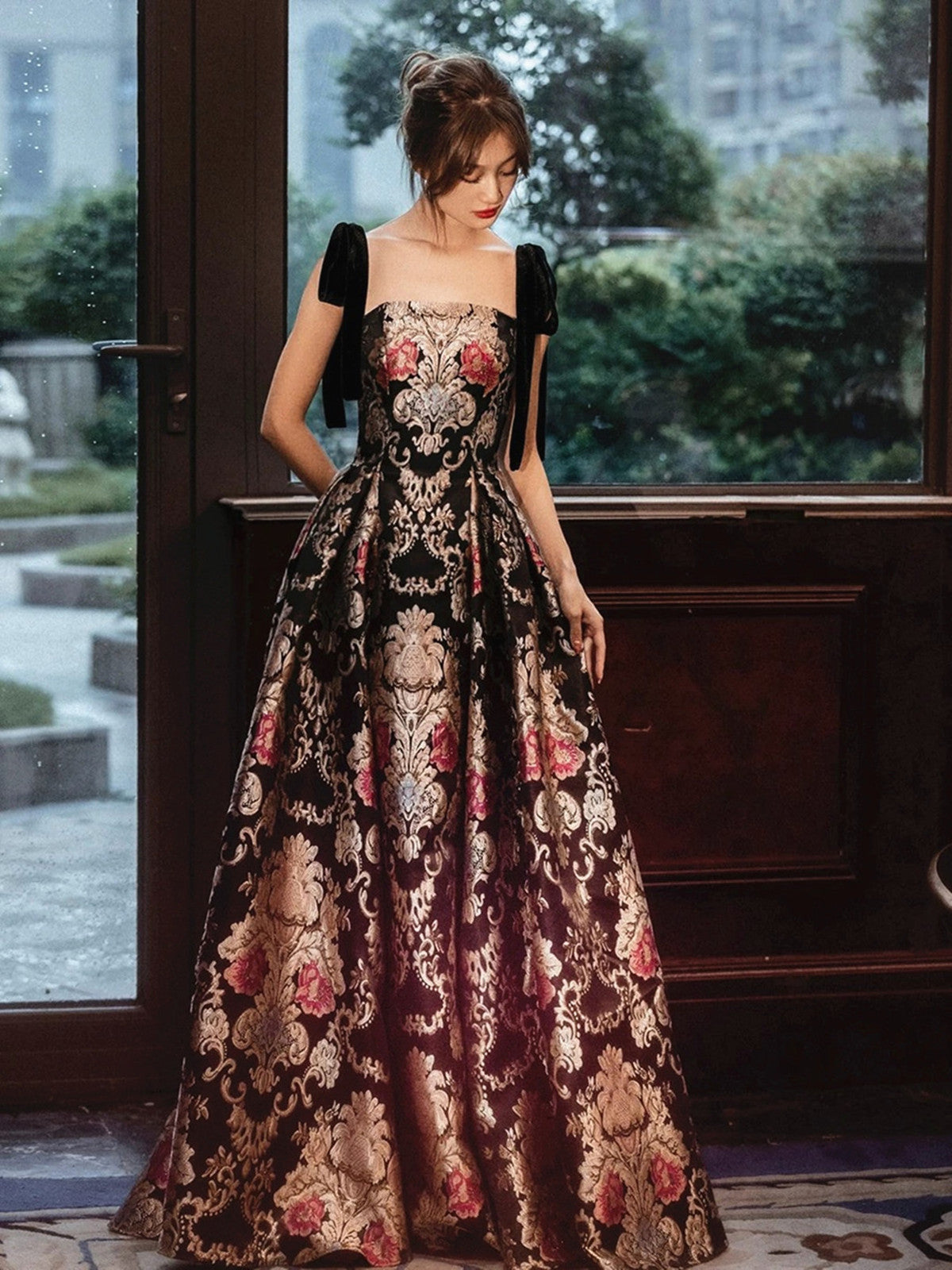Vestido de fiesta elegante de satén floral con tirantes negros y corte en A 