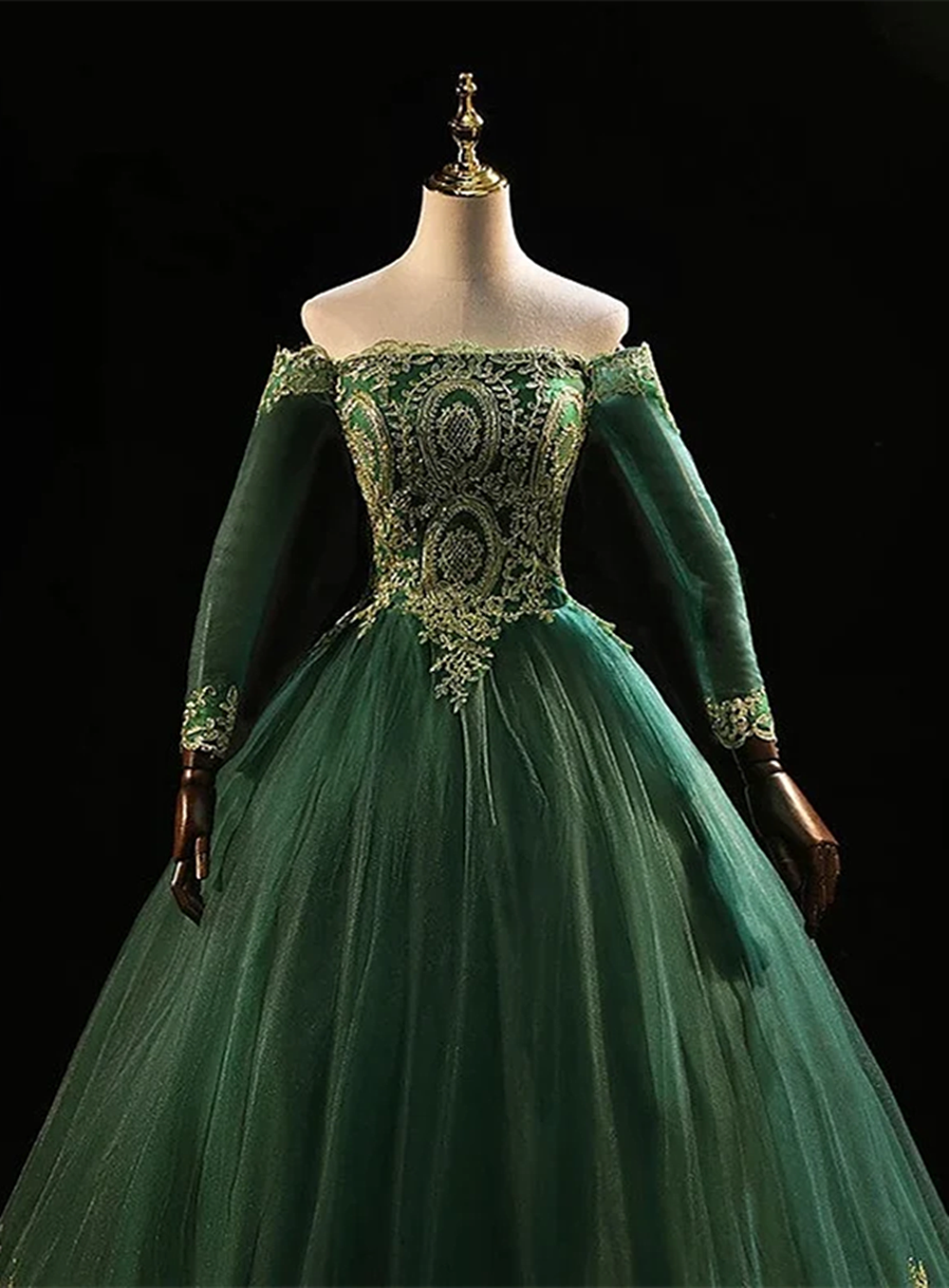 Vestido de quinceañera con mangas verde oscuro y encaje dorado