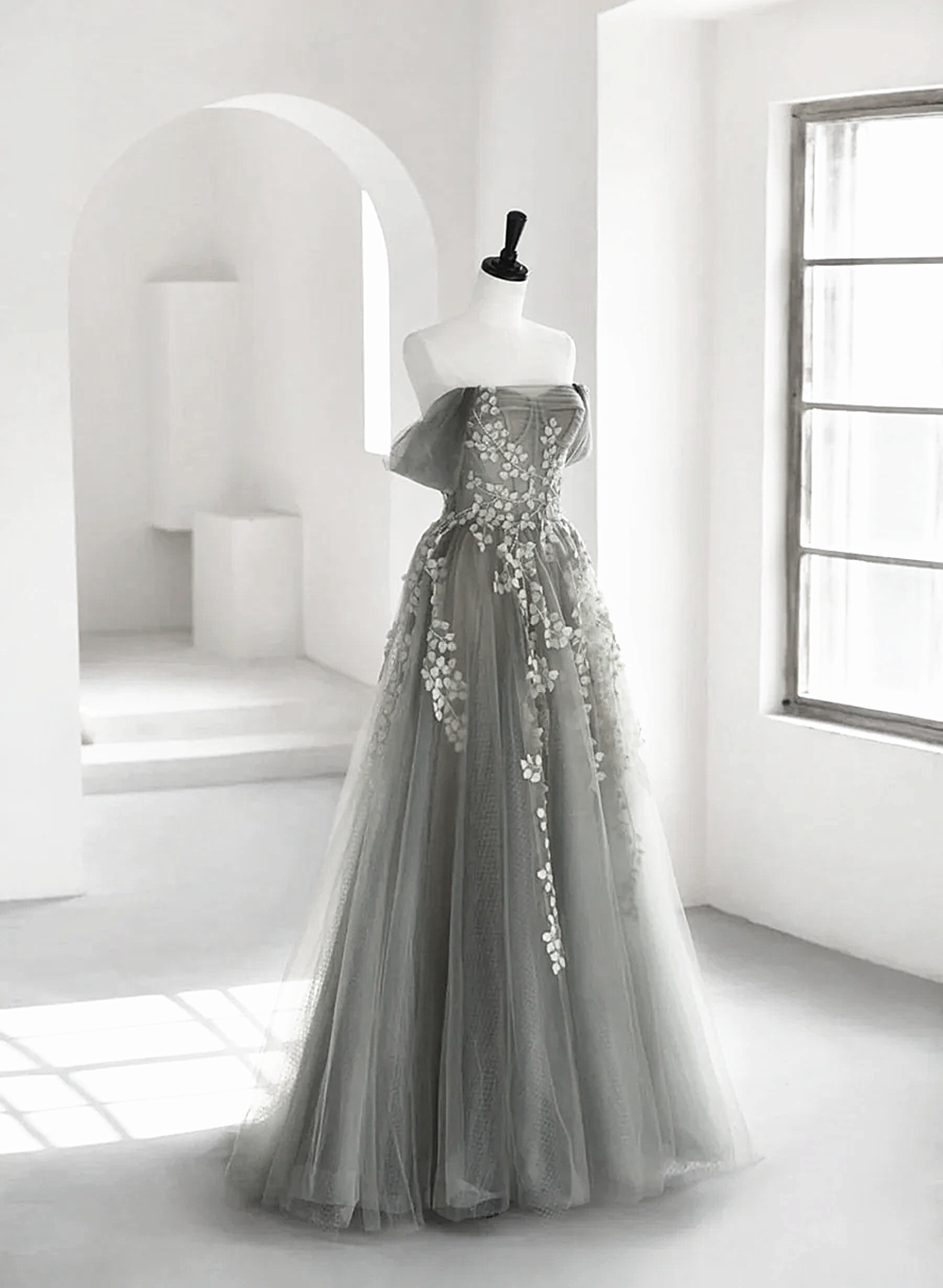 Vestido formal largo de tul en forma de A en color gris claro 