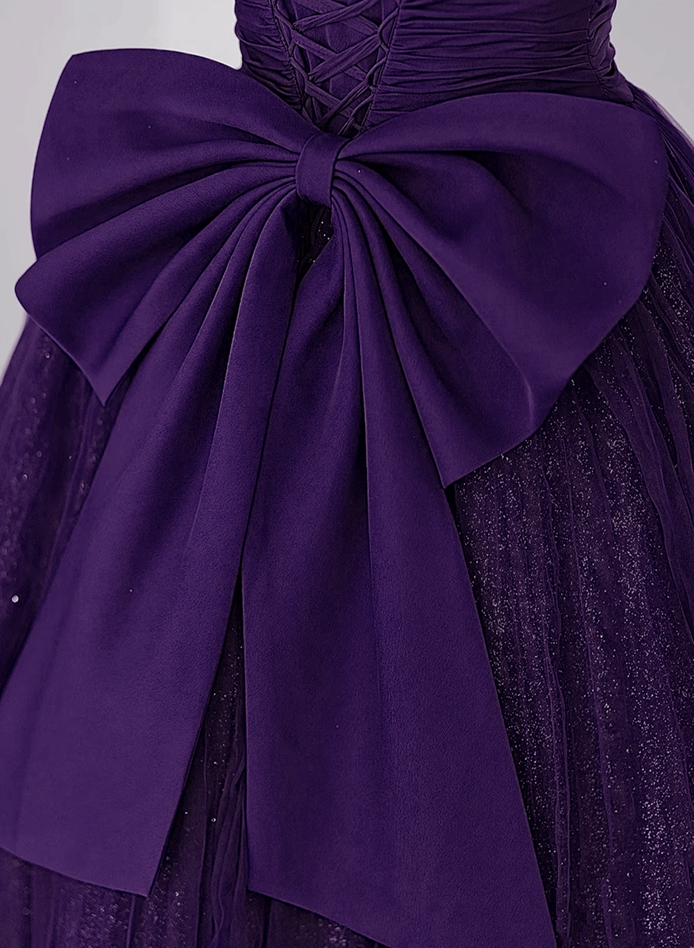 Vestido formal largo de tul morado oscuro con escote en A y corte en A 