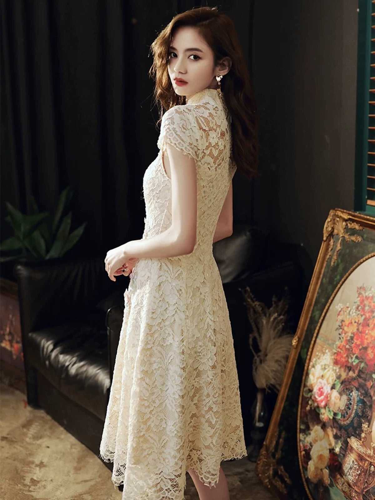 Vestido de fiesta de boda con escote alto y encaje color champán claro 