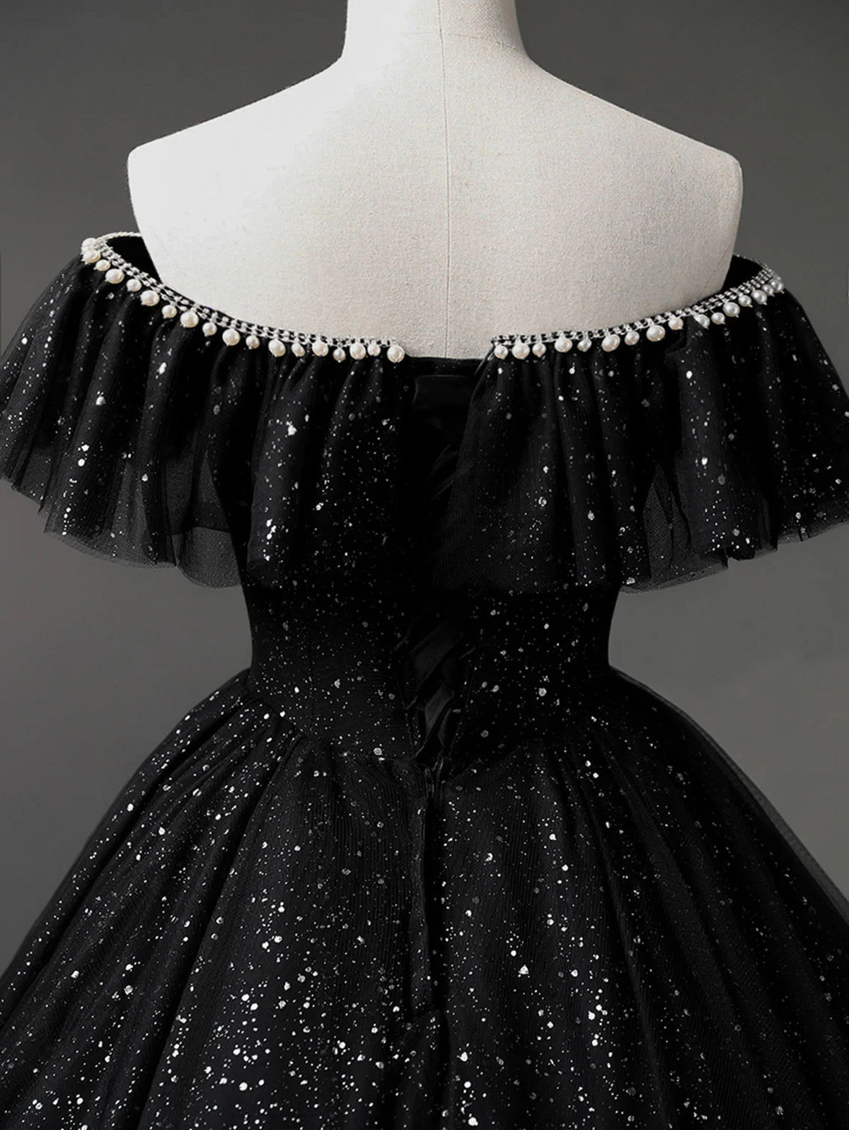 Vestido de fiesta negro de tul con hombros descubiertos y cuentas en forma de A 