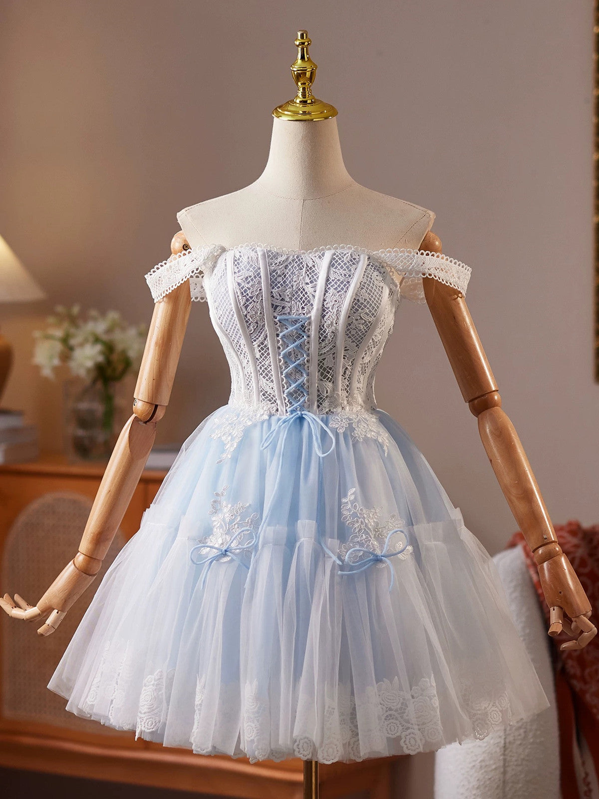 Vestido de fiesta azul claro con tirantes de encaje y tul hasta la rodilla 