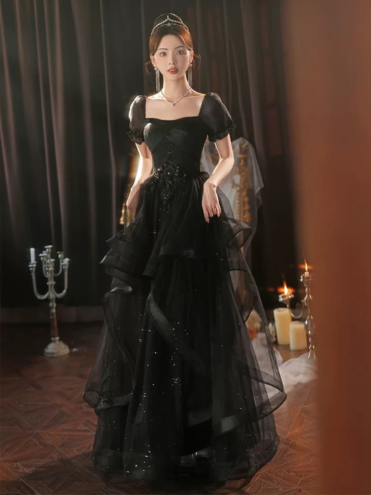 Vestido formal largo negro de tul con mangas cortas y capas en forma de A 