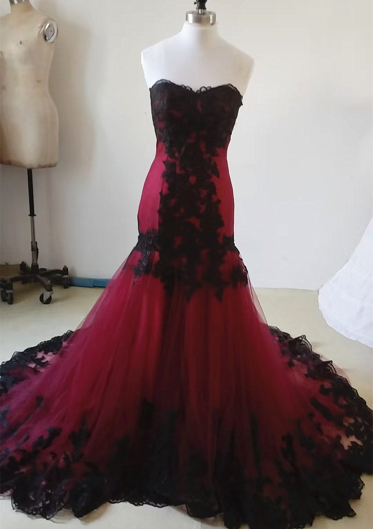 Vestido de fiesta estilo sirena de tul rojo vino con apliques de encaje negro 