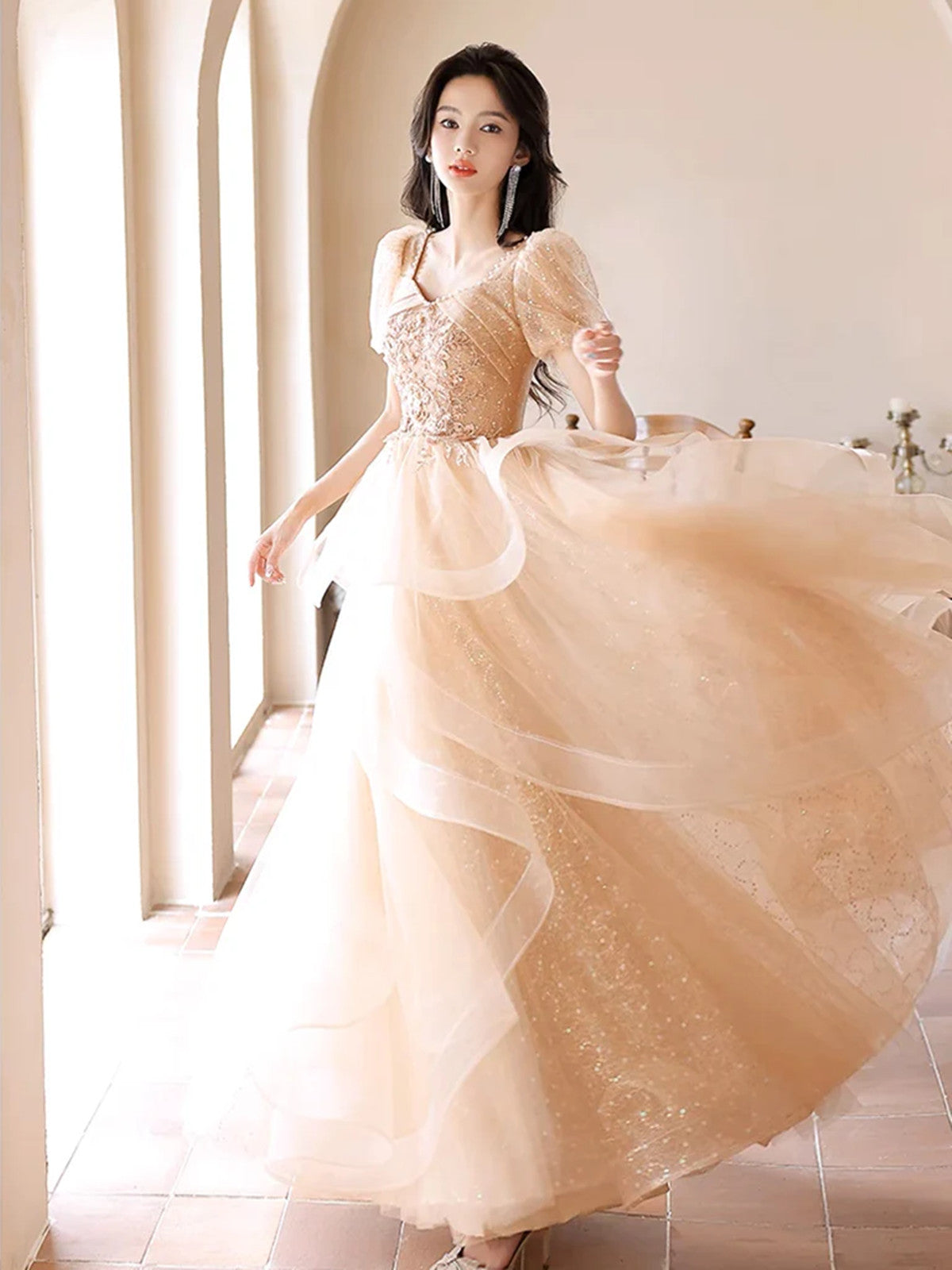 Vestido de fiesta de tul con encaje y mangas cortas color champán, corte A 