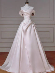 Vestido formal largo de satén rosa claro con apliques de encaje 