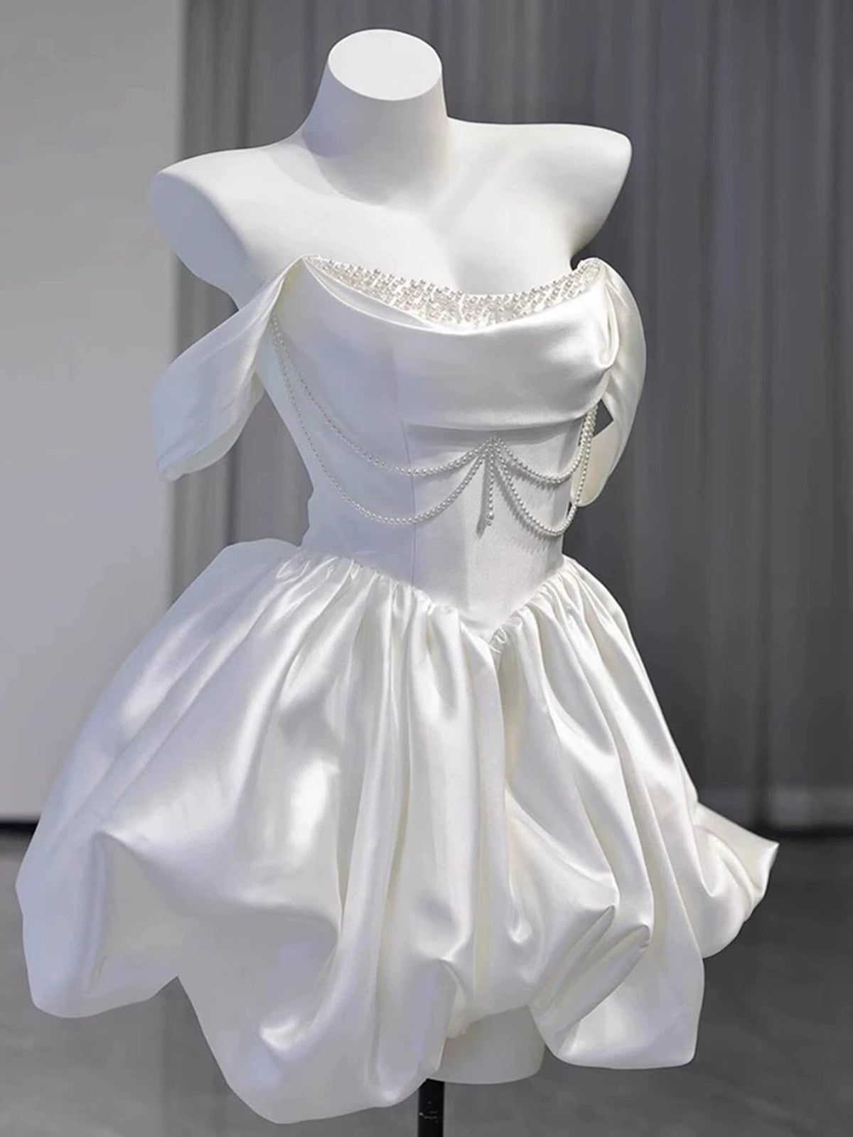 Vestido de fiesta de satén blanco con cuentas y hombros descubiertos Vestido de graduación corto de satén blanco 