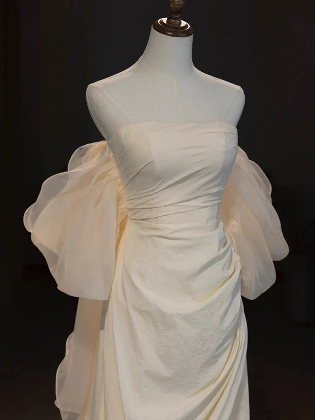 Vestido formal largo de tafetán color marfil con escote en A y corte en A 