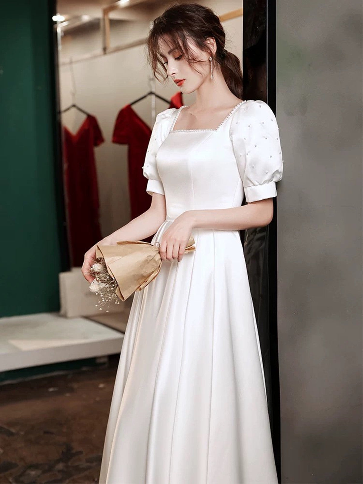 Vestido de fiesta de boda de satén blanco con mangas cortas y corte en A 