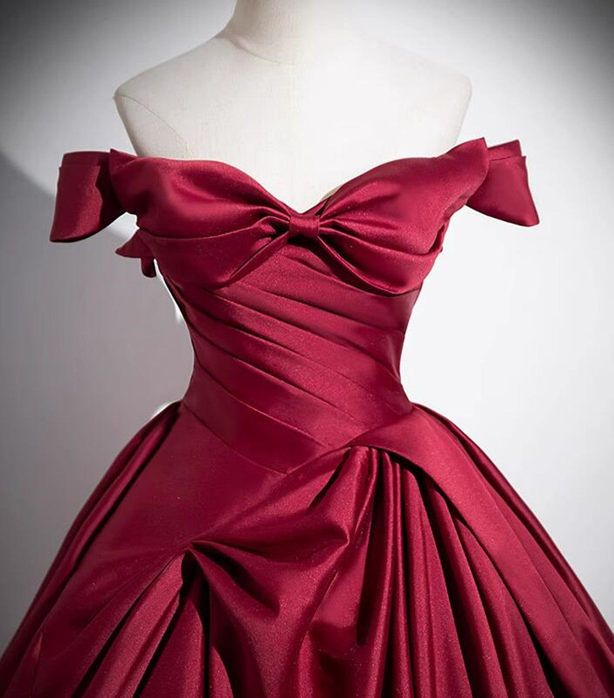 Vestido de fiesta de satén rojo vino con hombros descubiertos y largo hasta el suelo 
