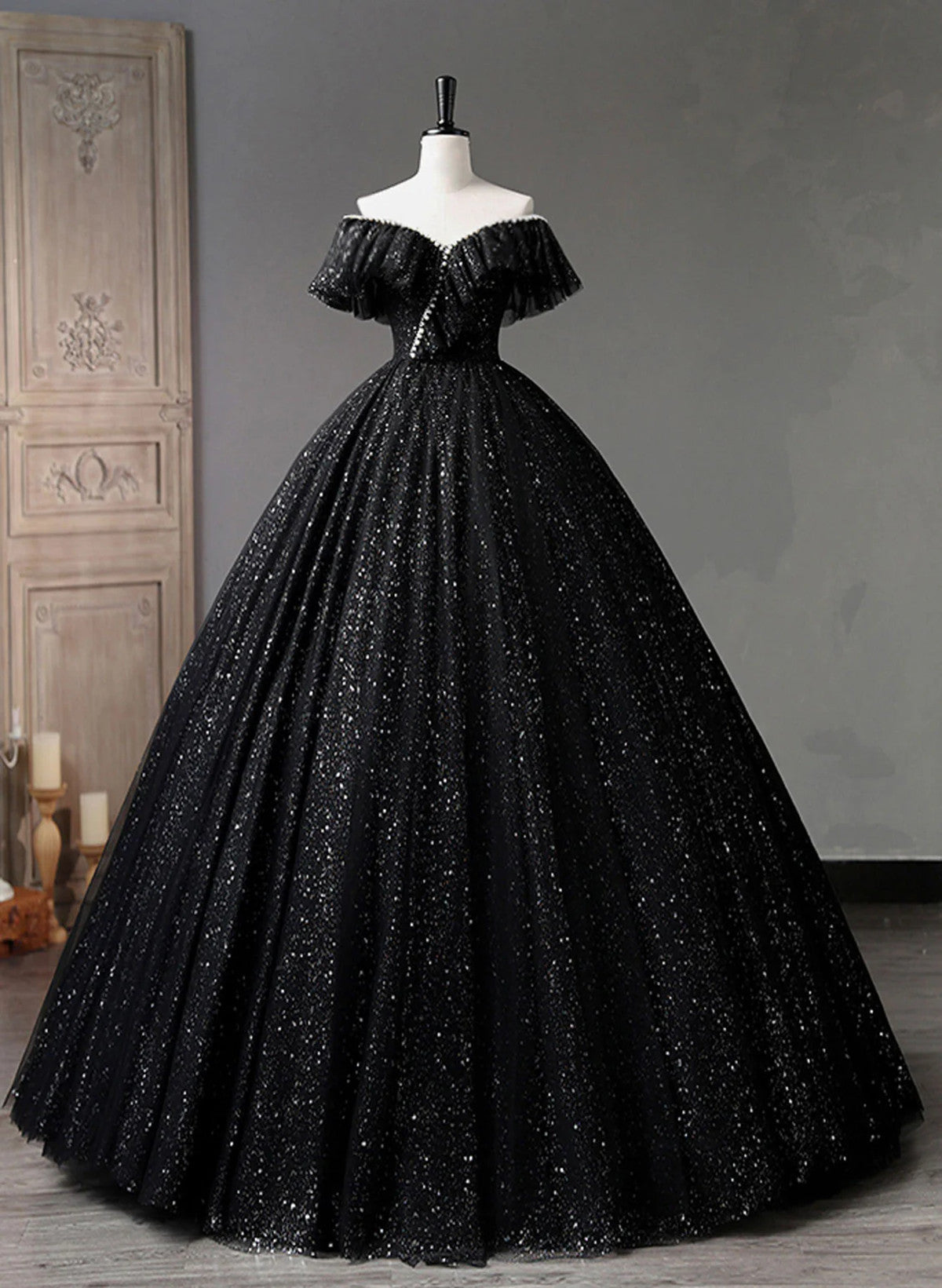 Vestido de fiesta negro de tul con hombros descubiertos y cuentas en forma de A 