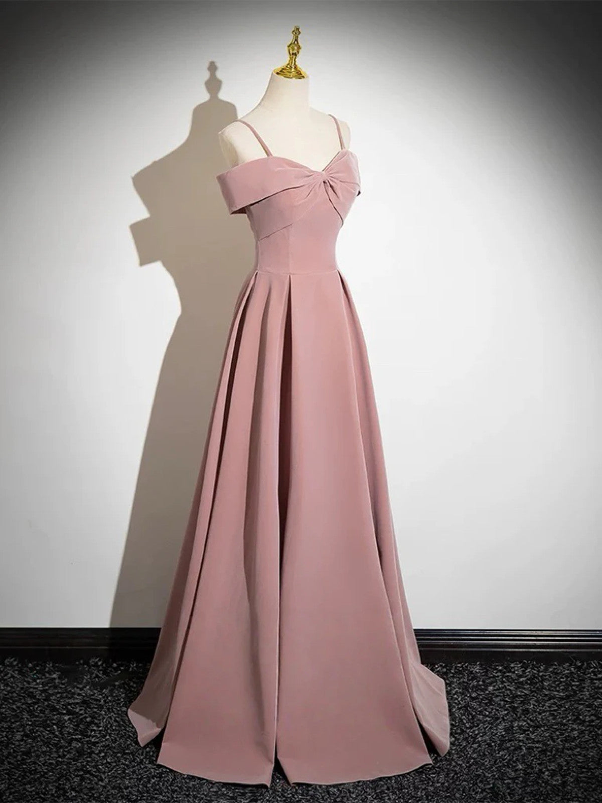 Vestido de fiesta rosa de corte A con escote en forma de corazón y tirantes al descubierto 