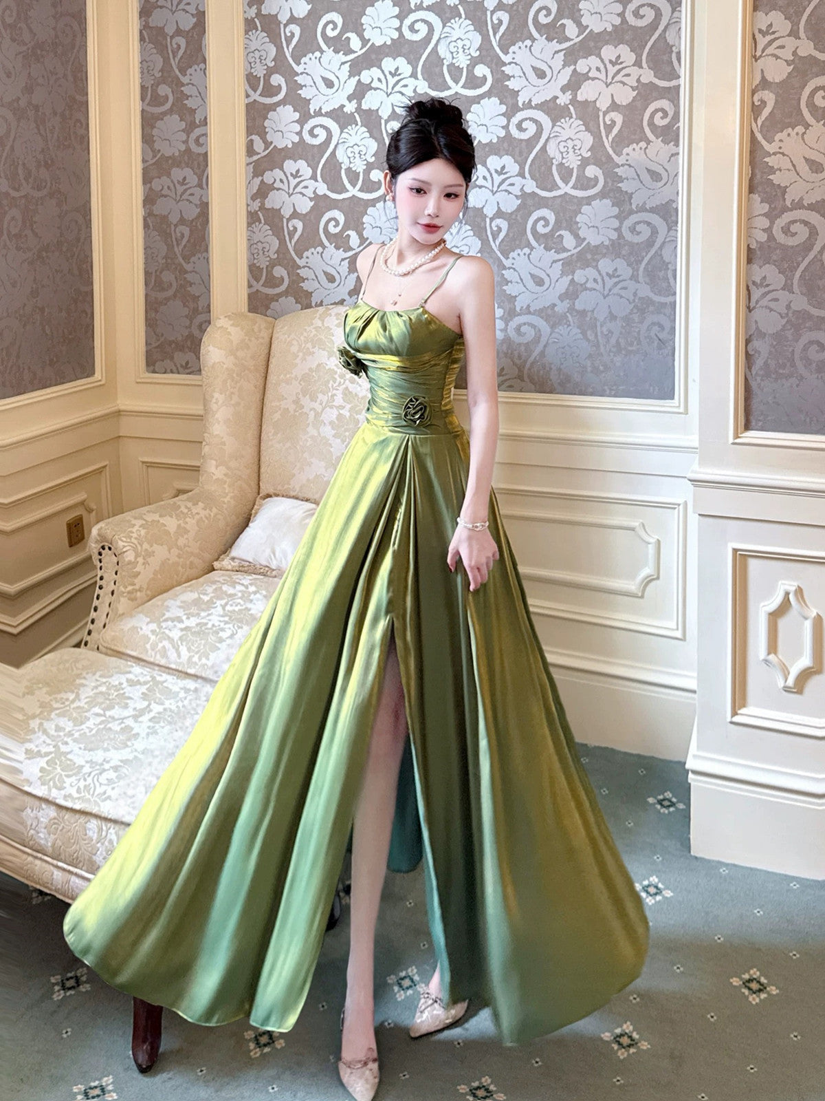 Vestido de fiesta largo de satén con tirantes verdes, corte A y abertura en la pierna 