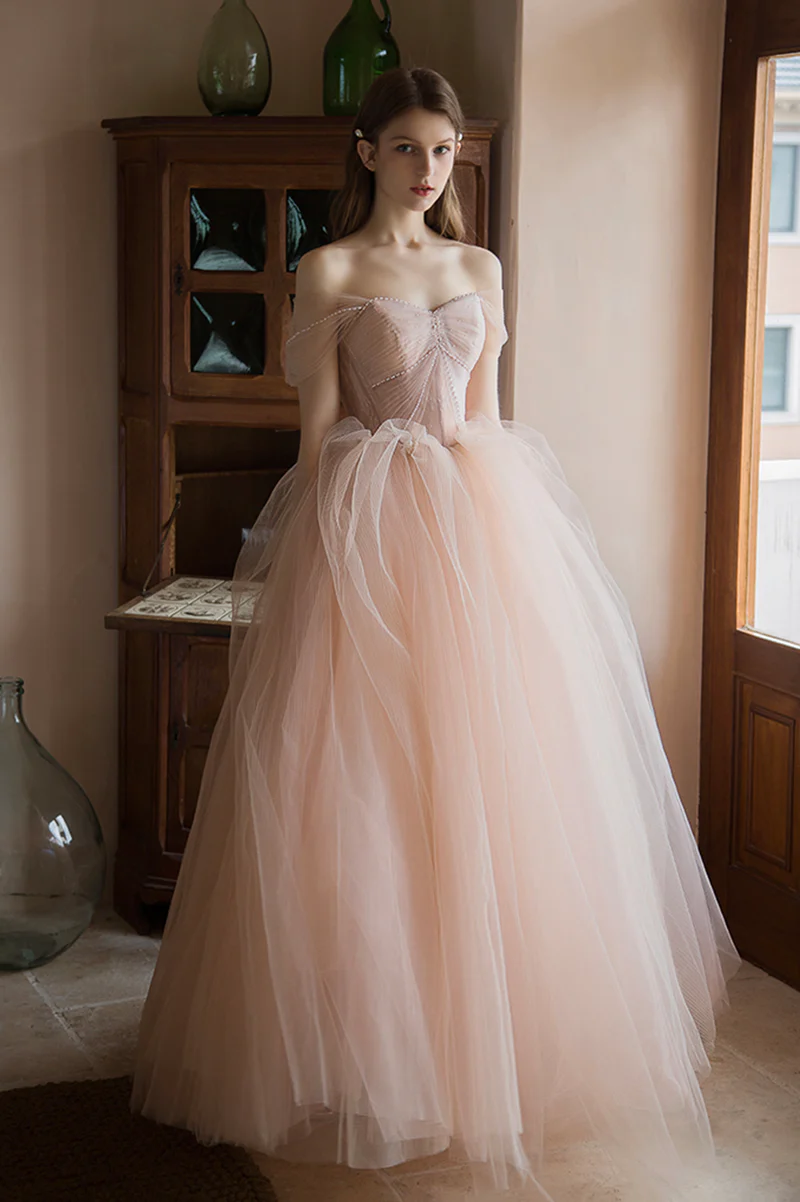 Vestido formal largo de tul rosa con hombros descubiertos 