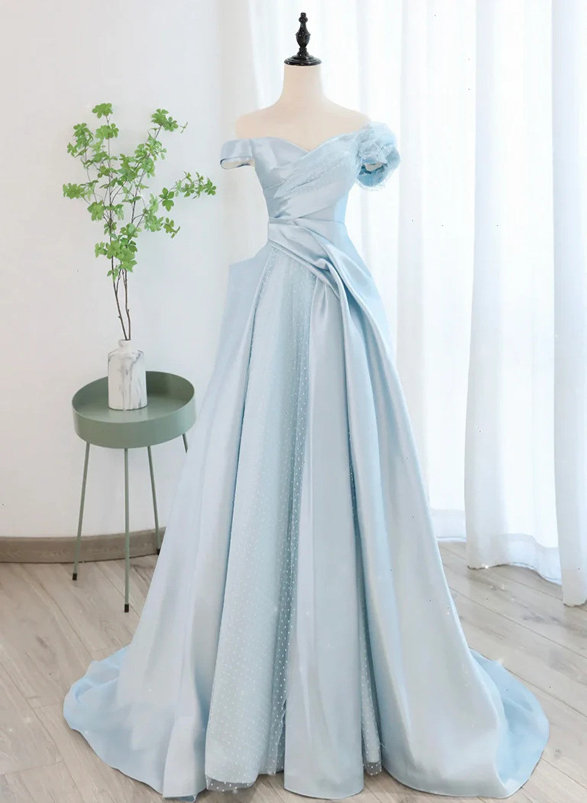 Vestido de fiesta largo de satén azul con corte A y tul 