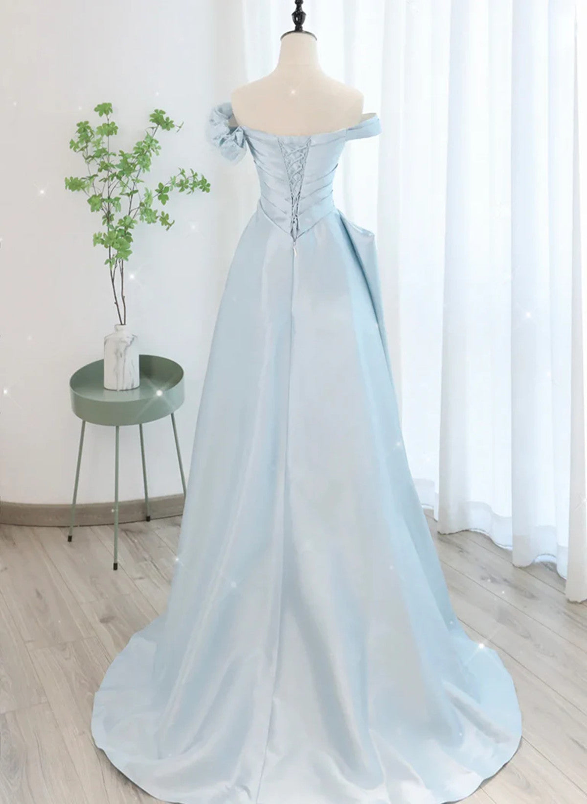 Vestido de fiesta largo de satén azul con corte A y tul 