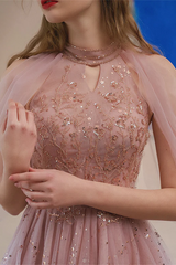 Vestido corto de fiesta con cuello halter de tul rosa y cuentas 