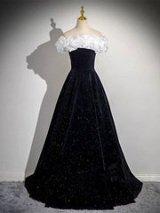Vestido de fiesta largo de terciopelo negro con hombros descubiertos y escote redondo 
