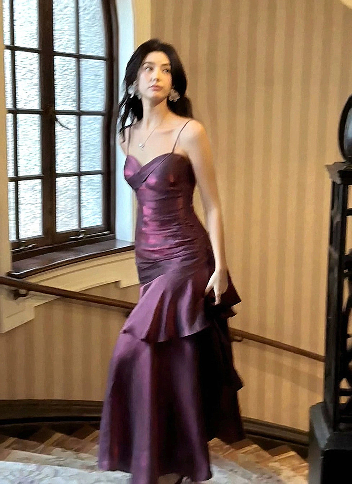 Precioso vestido formal largo de sirena con tirantes de satén morado 