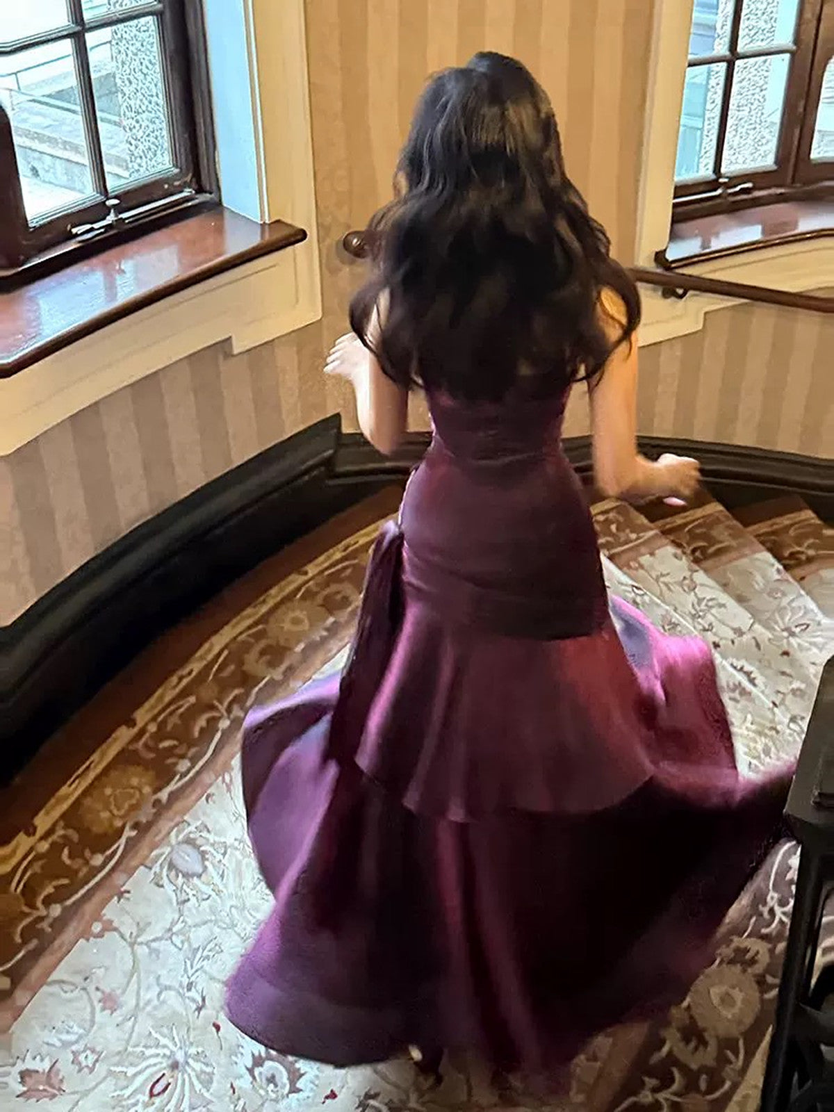 Precioso vestido formal largo de sirena con tirantes de satén morado 