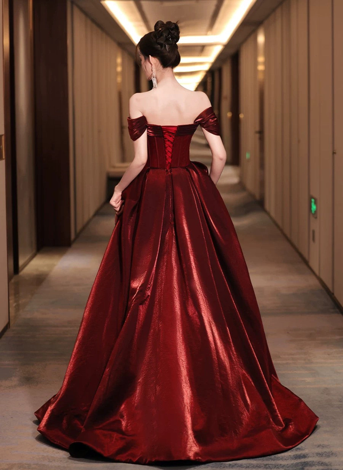 Vestido de fiesta de satén rojo vino con cuentas y hombros descubiertos, corte A 