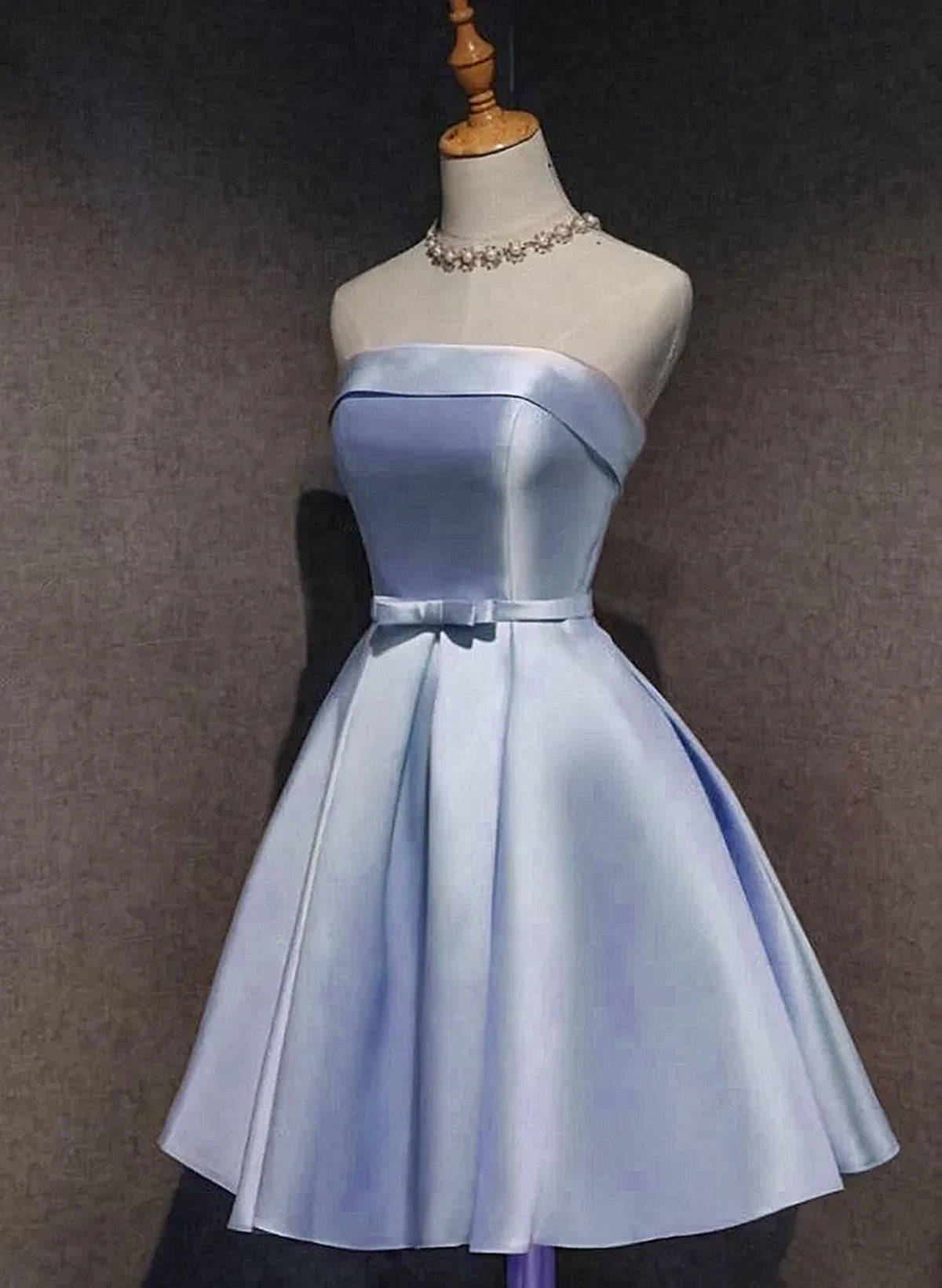 Precioso vestido de fiesta de satén azul claro hasta la rodilla 