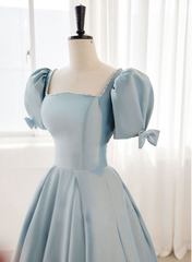 Vestido formal largo de satén azul con mangas cortas y corte en A 