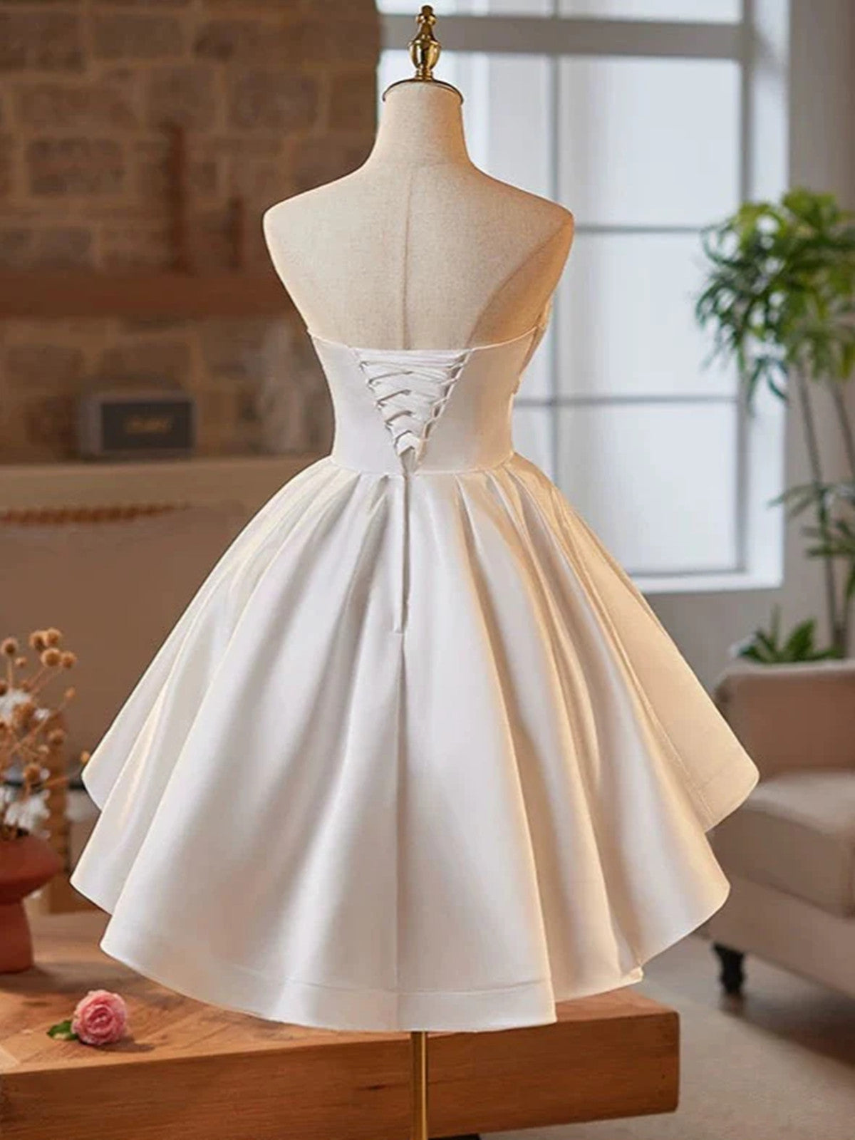 Vestido de graduación de satén blanco con escote alto y bajo 