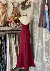 Vestido de fiesta de sirena con tirantes de encaje y cuentas en color rojo vino 