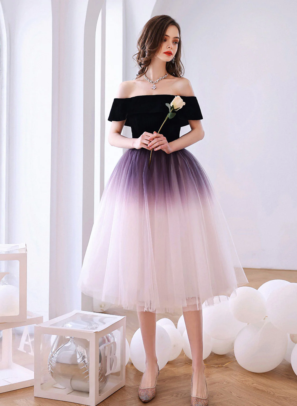 Vestido de fiesta con hombros descubiertos de tul morado degradado 