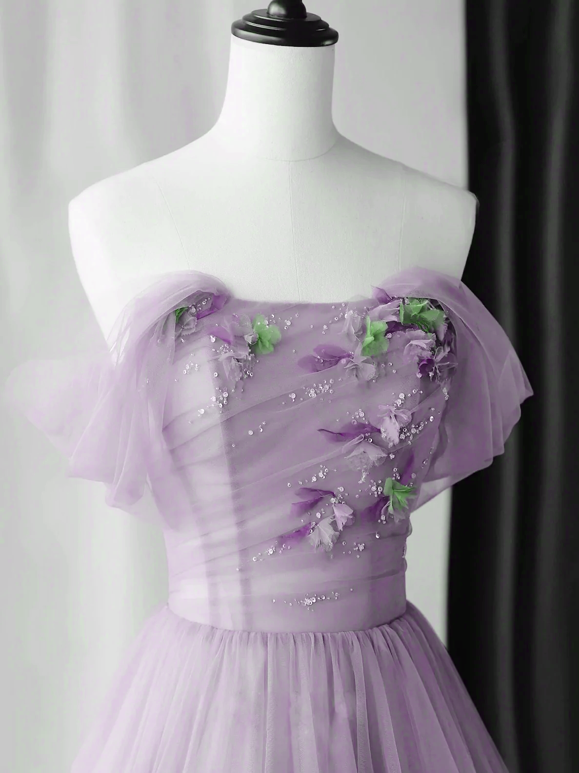 Elegante vestido de fiesta largo de tul con flores 