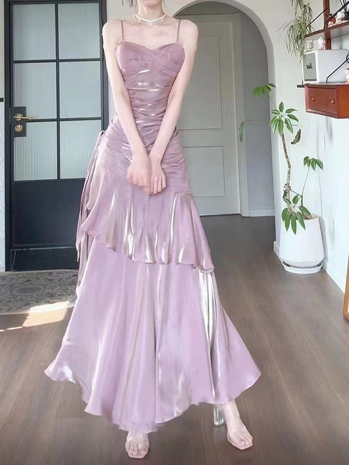 Vestido formal largo de satén rosa con tirantes de sirena 