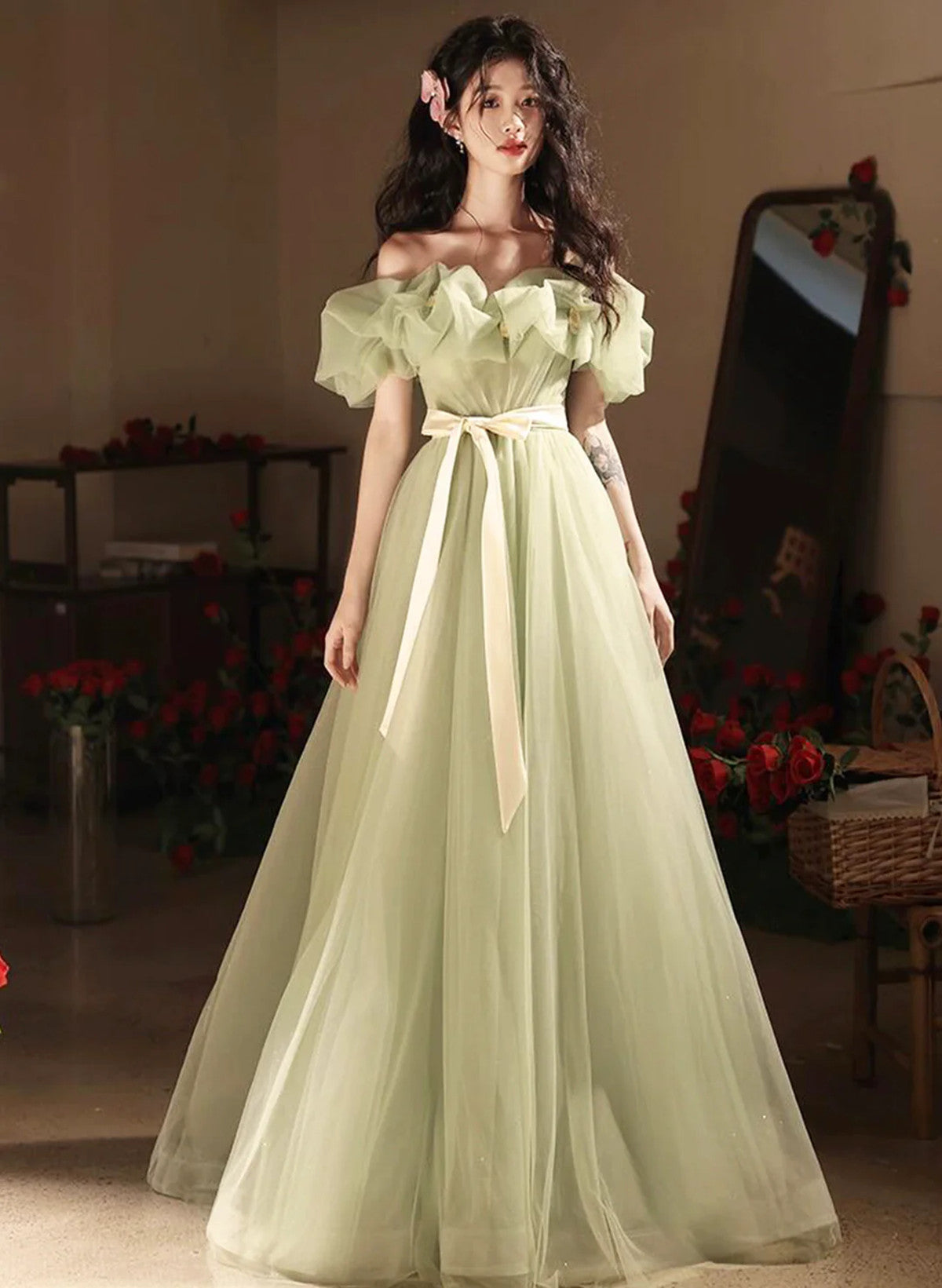 Vestido de fiesta de tul con hombros descubiertos y corte en A verde 