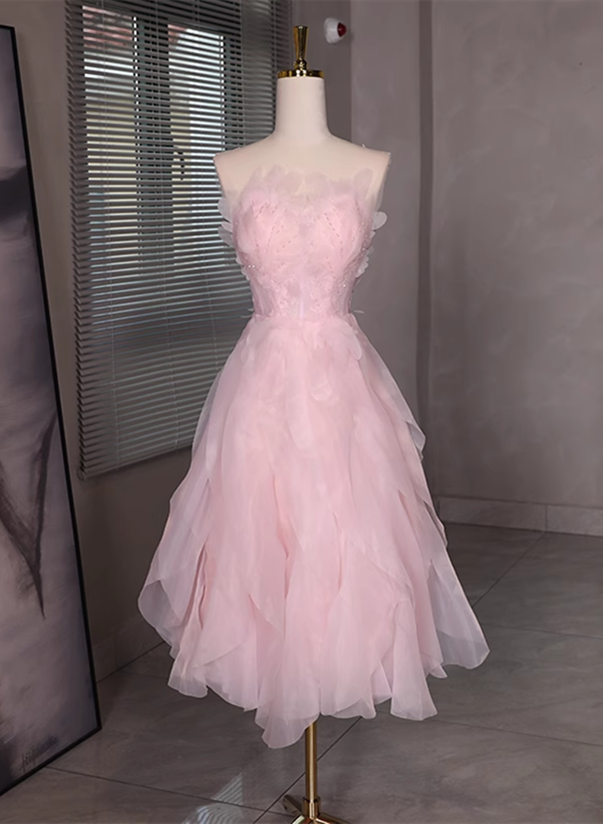 Vestido de fiesta corto con espalda baja y cuentas de tul rosa 