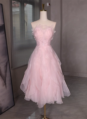 Vestido de fiesta corto con espalda baja y cuentas de tul rosa 