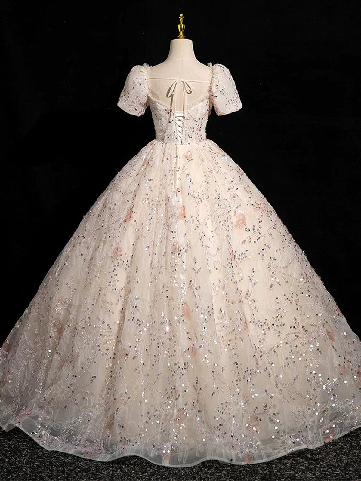 Precioso vestido de fiesta de escote corazón color champán con mangas cortas 