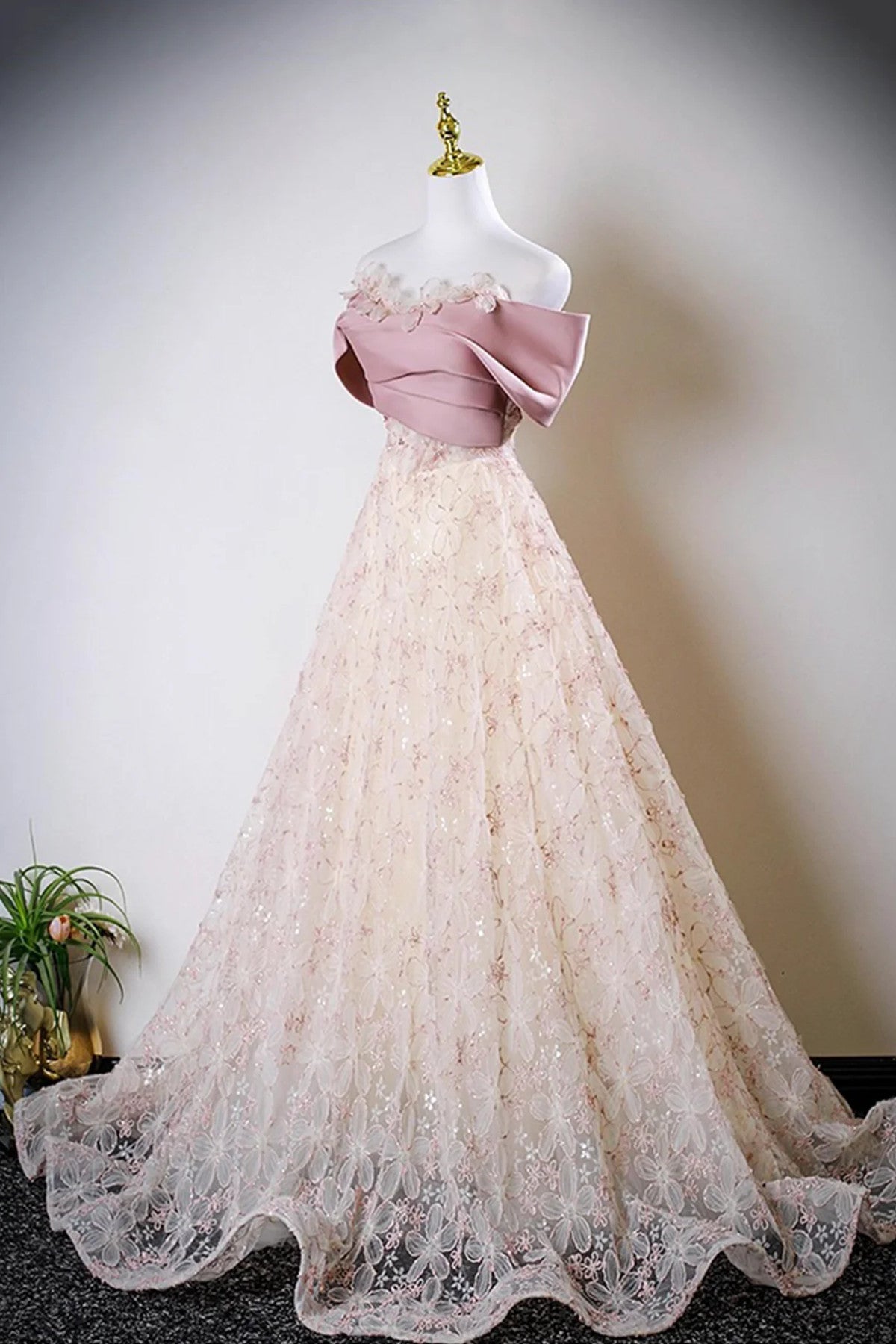 Hermoso vestido formal de satén y encaje rosa con hombros descubiertos 