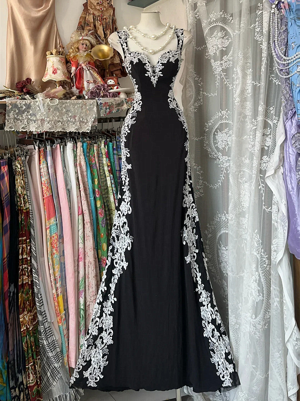 Vestido formal de sirena negro con tirantes de licra y encaje 