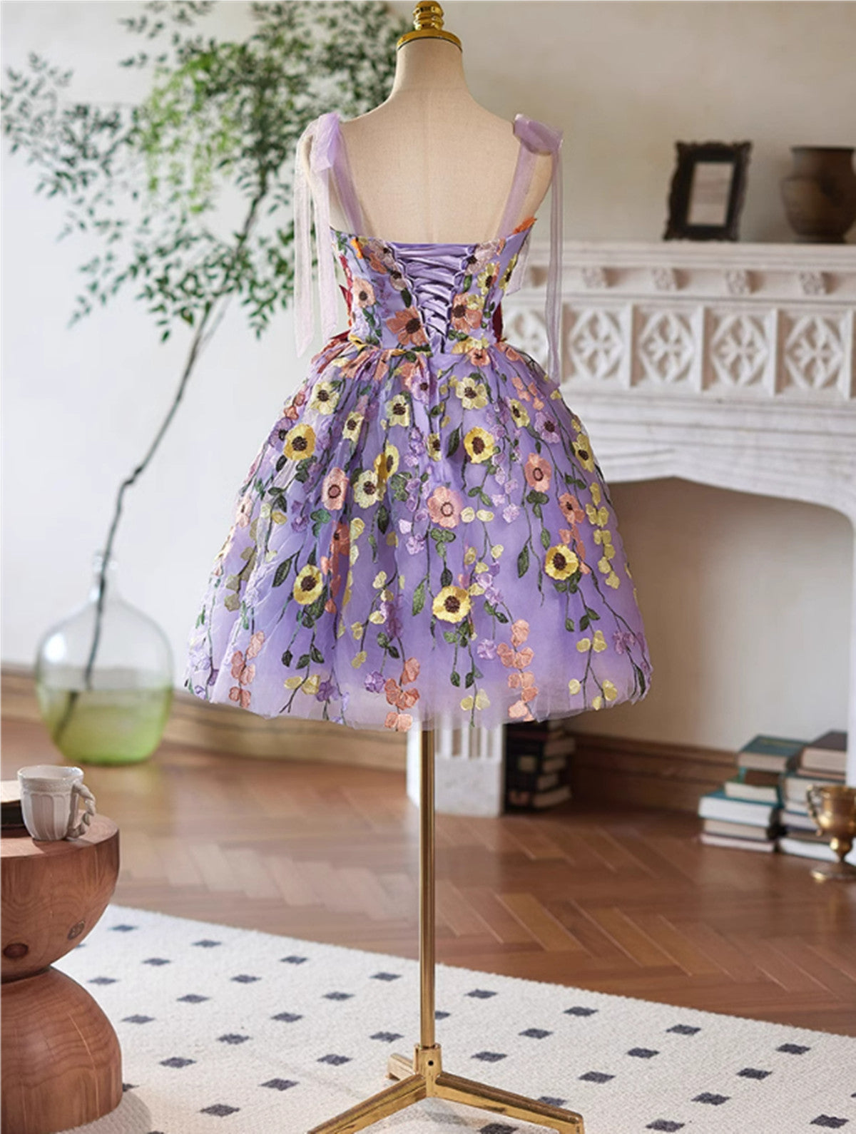 Vestido corto de fiesta con flores de encaje morado claro 