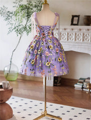 Vestido corto de fiesta con flores de encaje morado claro 