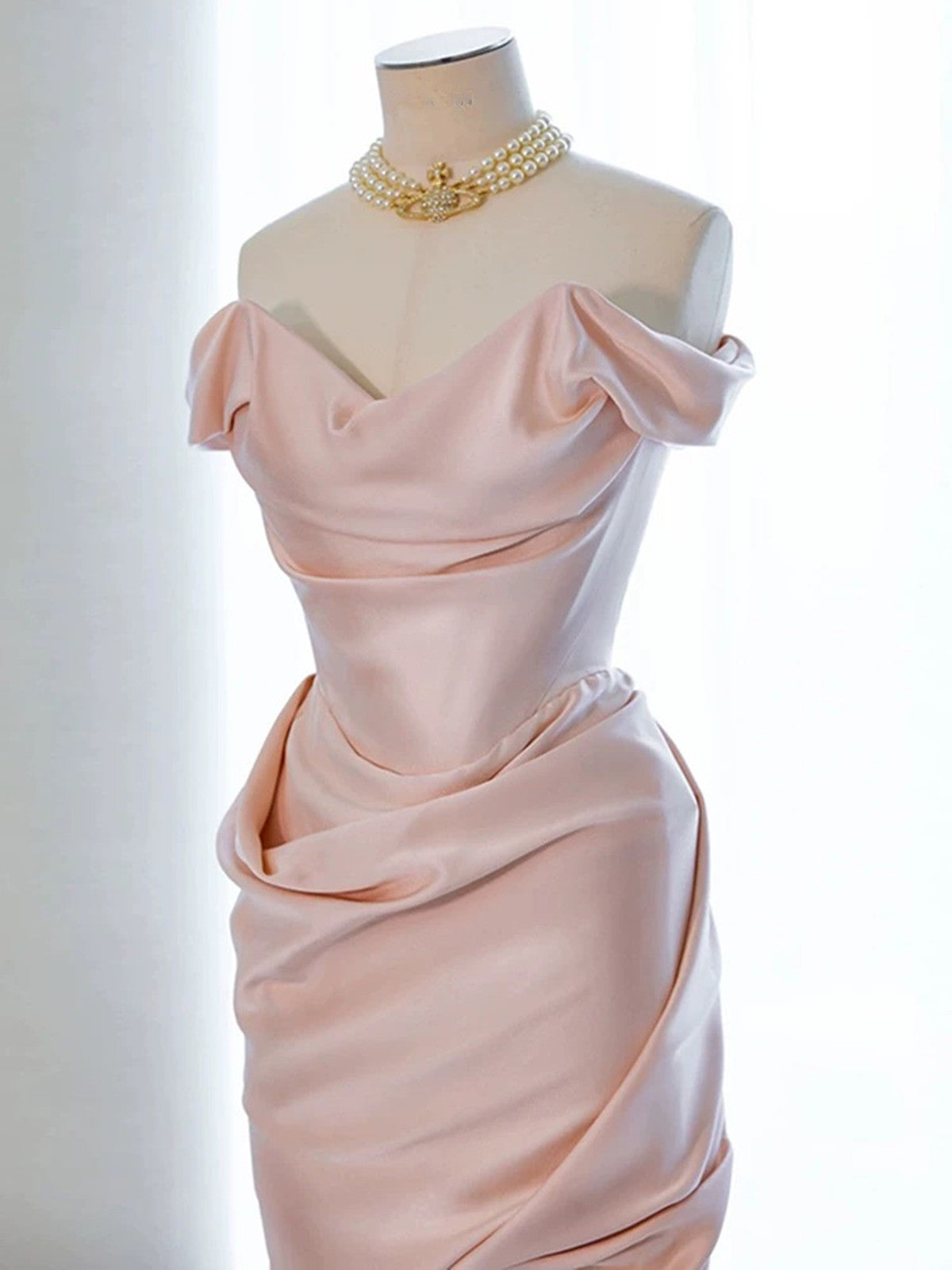 Vestido de fiesta de satén rosa con escote en forma de corazón, hombros descubiertos y corte asimétrico 