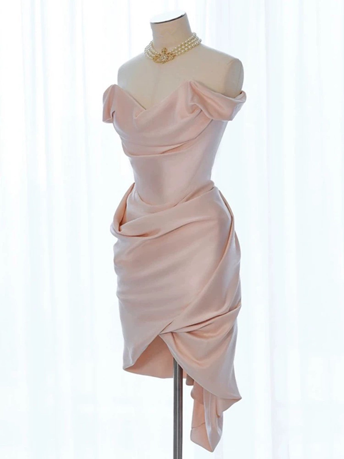 Vestido de fiesta de satén rosa con escote en forma de corazón, hombros descubiertos y corte asimétrico 