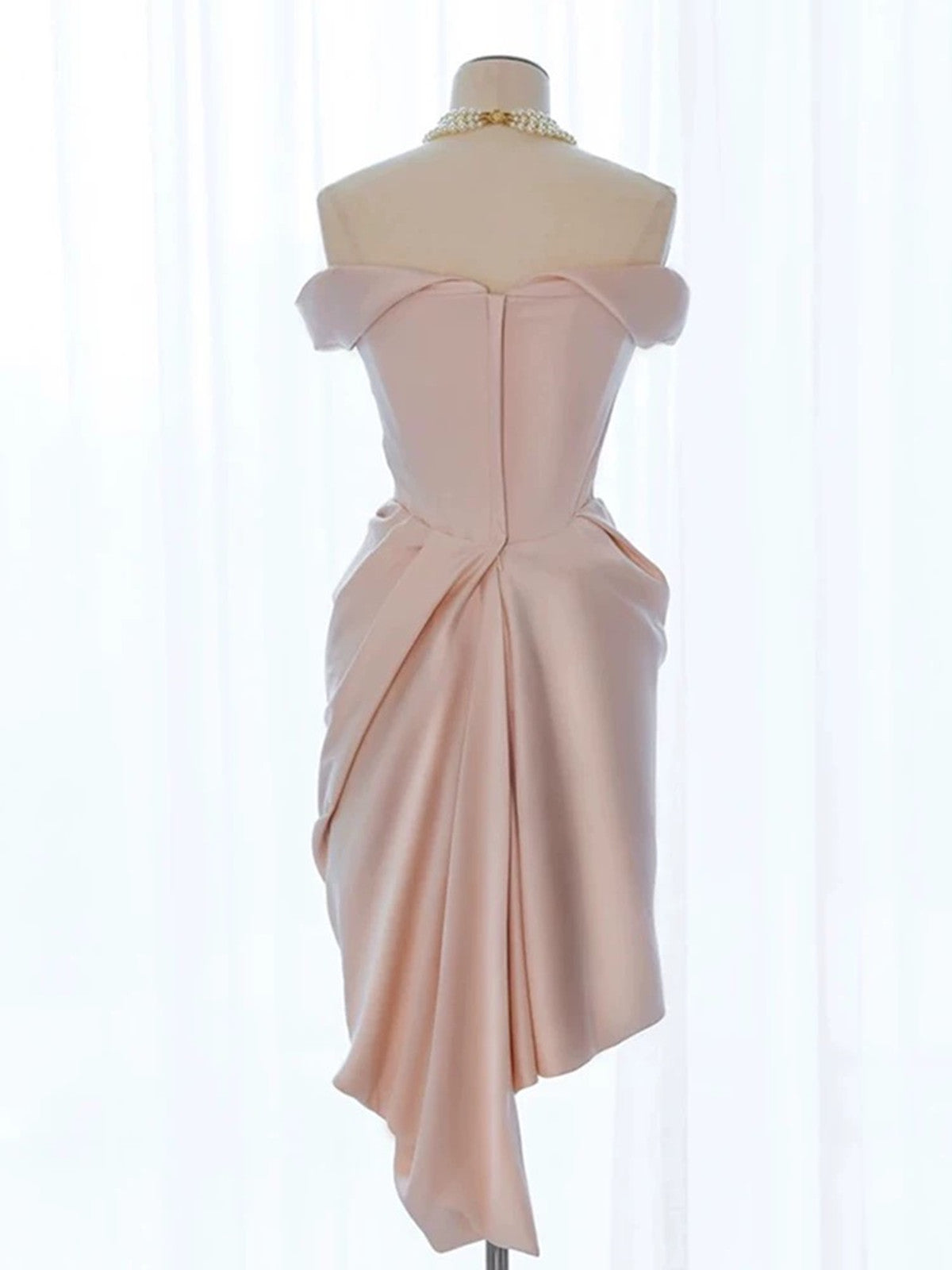 Vestido de fiesta de satén rosa con escote en forma de corazón, hombros descubiertos y corte asimétrico 
