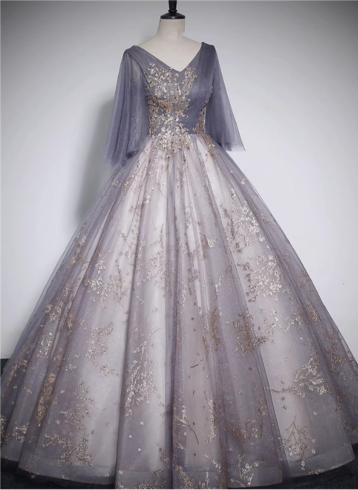 Hermoso vestido formal largo de tul con escote en V 