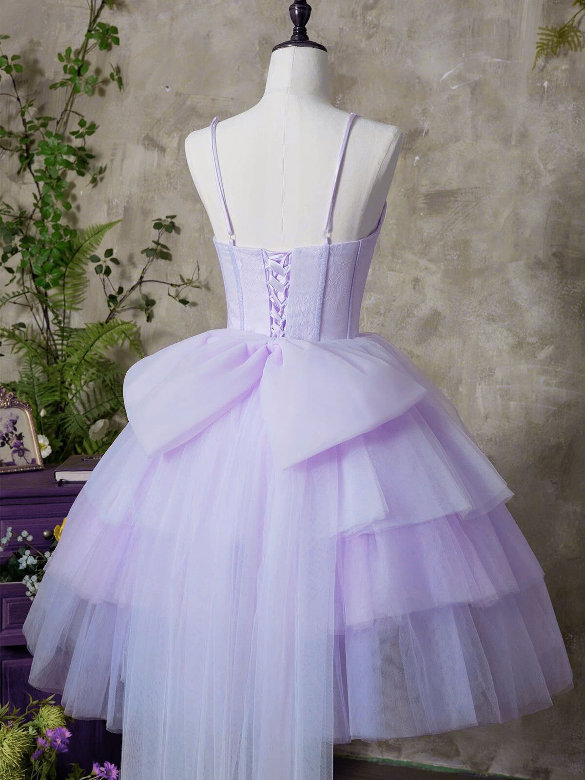 Vestido de fiesta de tul con cuentas y escote en forma de corazón en color morado claro 