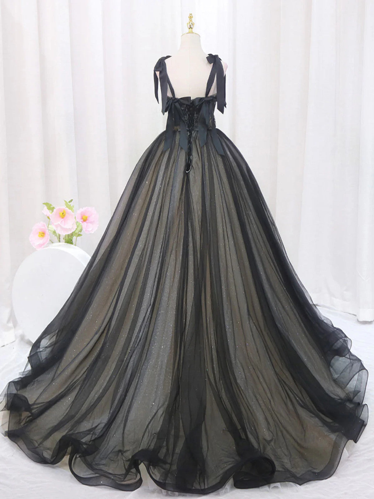 Vestido de fiesta con tirantes de tul negro y champán y encaje 